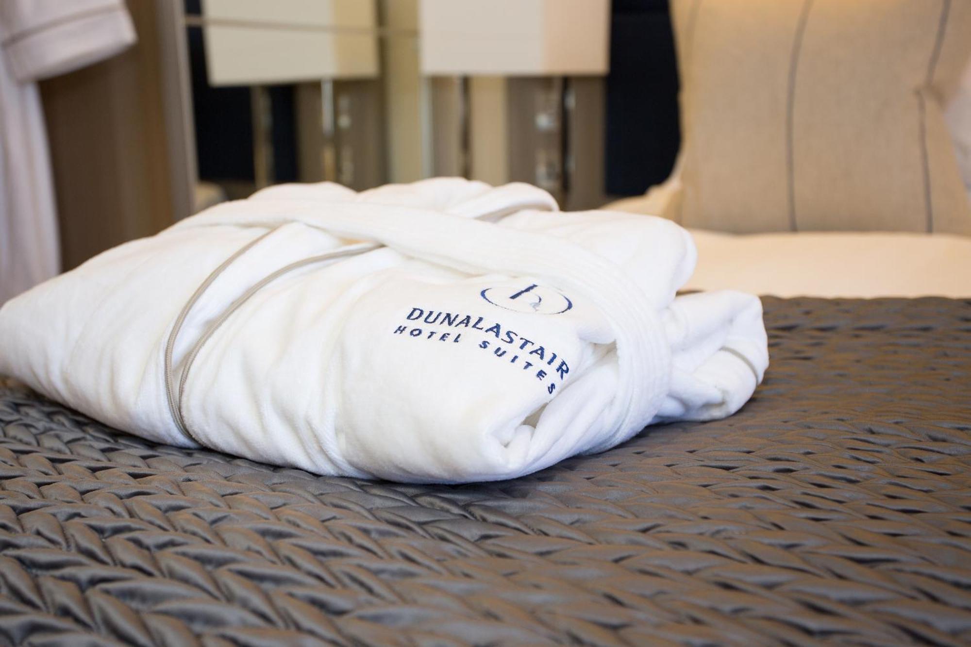 Dunalastair Hotel Suites Kinloch Rannoch Δωμάτιο φωτογραφία A bathrobe