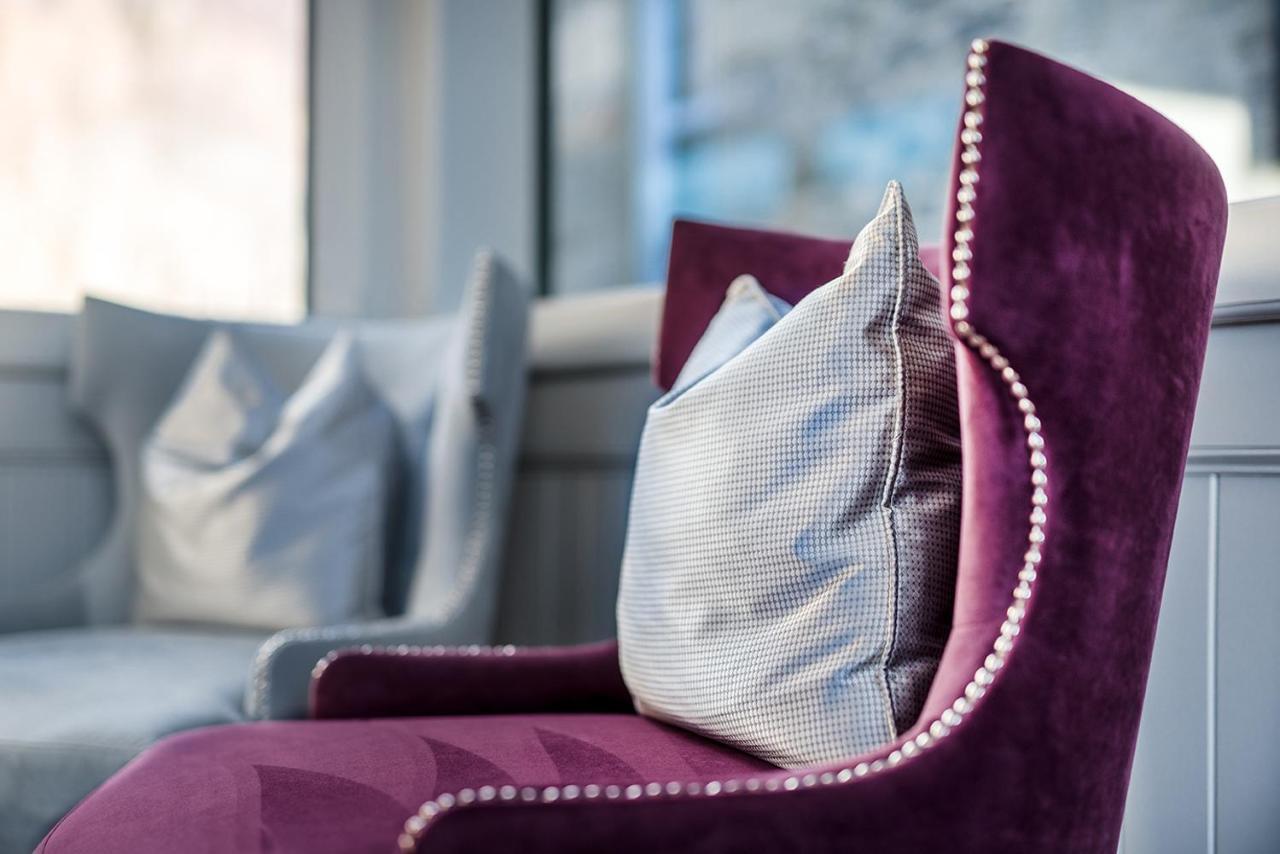 Dunalastair Hotel Suites Kinloch Rannoch Εξωτερικό φωτογραφία A chair upholstered in velvet